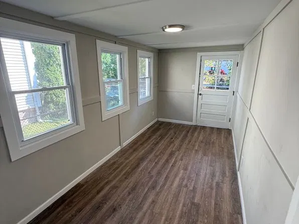 8 Thompson Ct #1, Enfield, CT 06082