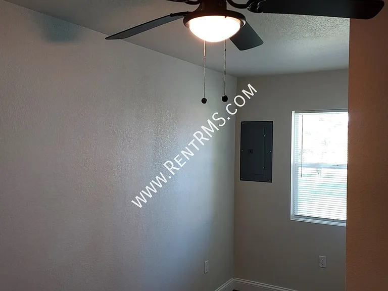 904 SW 33rd St — Photo 8