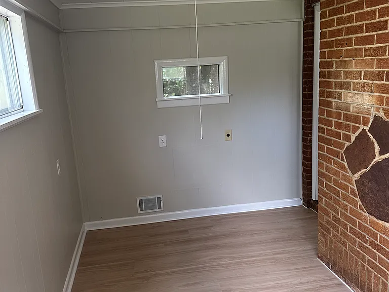 1284 Campbell St — Photo 9