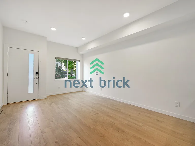 3537 Wallingford Ave N — Photo 2
