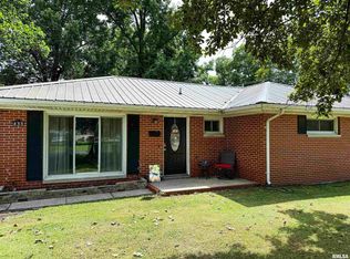 833 W 4th St, Flora, IL 62839