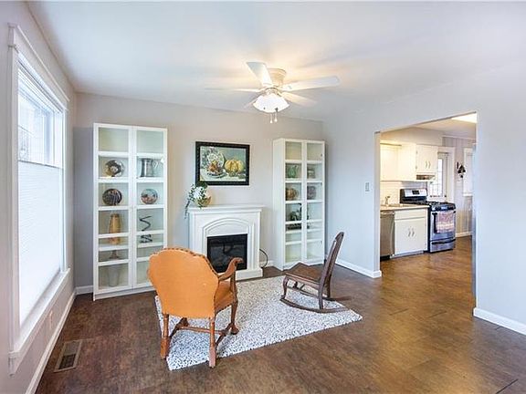 2nd image of 829 E Rockwood Trl