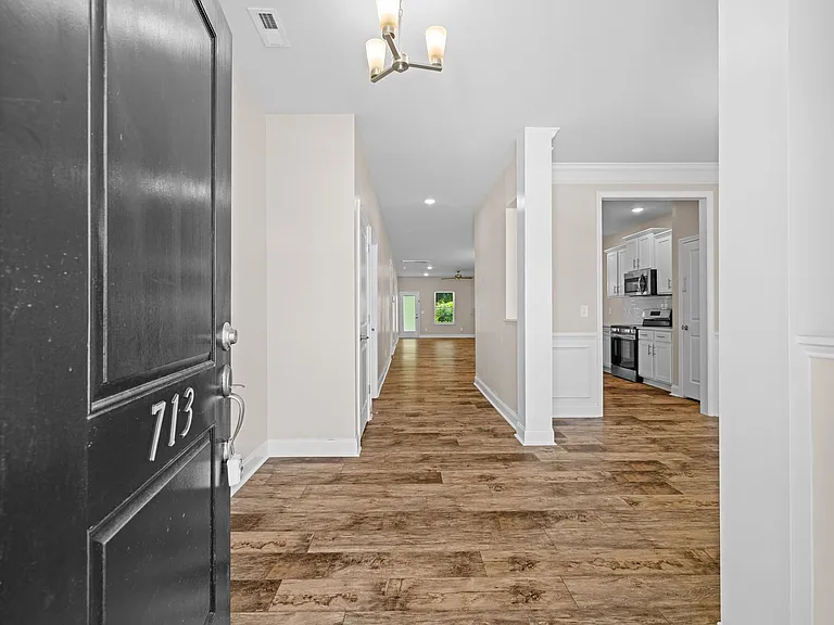713 Greenwich Pl — Photo 5
