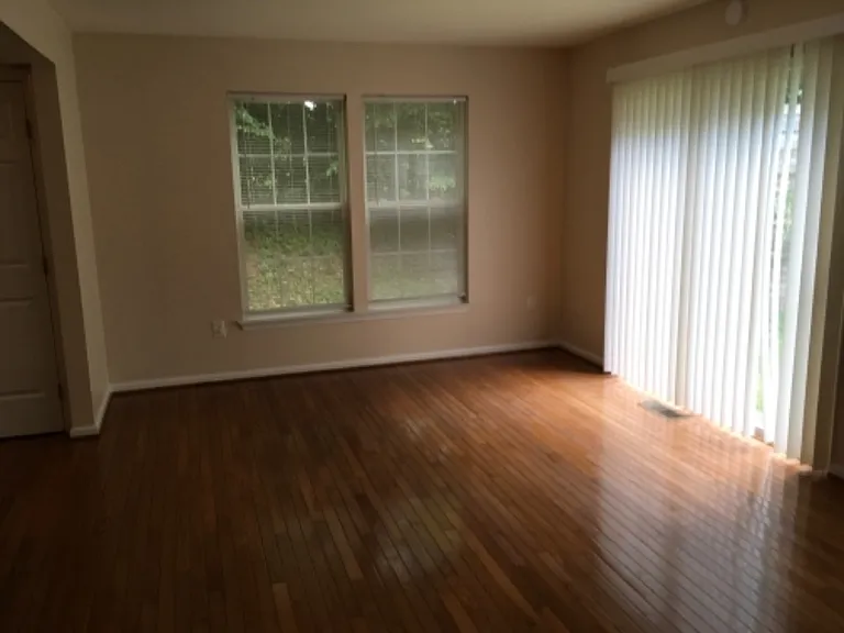 8701 Rochelle Dr — Photo 33