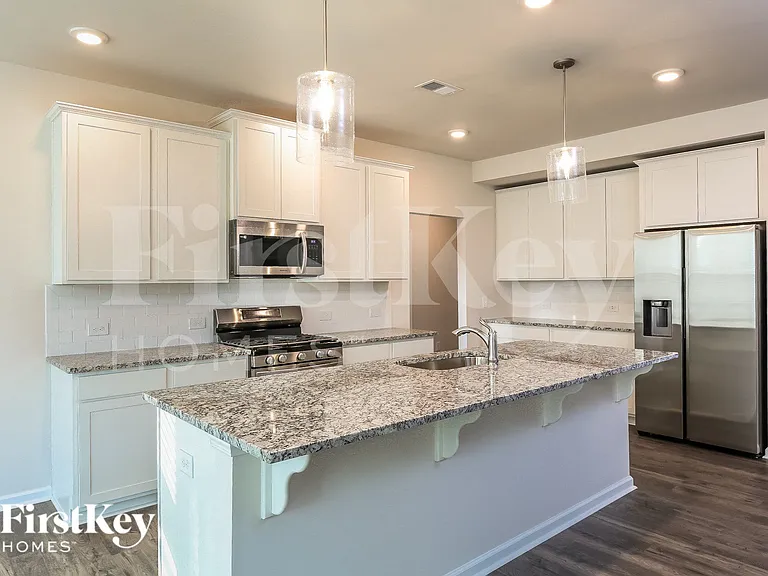 558 Hillpark Ln — Photo 7
