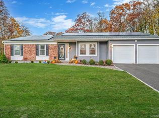 1 Fuller Dr, Ridge, NY 11961