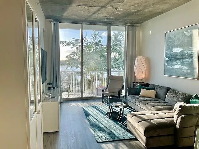 Edge Condo — Photo 3