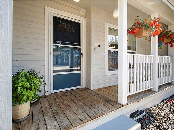 Cutie Covered porch and the whole house was just repainted. 