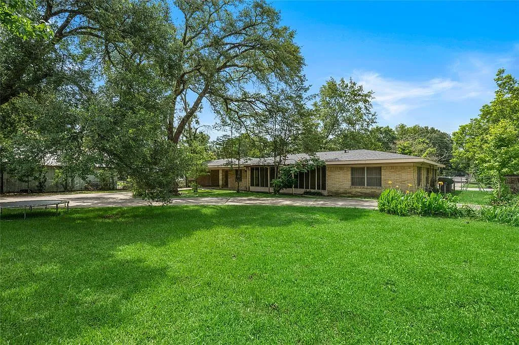 4 bed, 2.5 bath, 2322 sqft, $2,150 — Photo 3