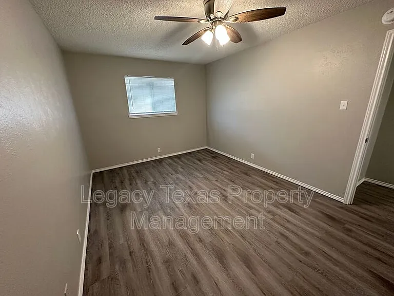 1116 N Nolan River Rd #B — Photo 19