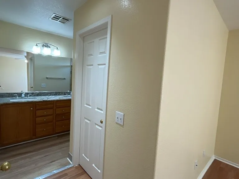 6045 Stone Hollow Ave — Photo 22