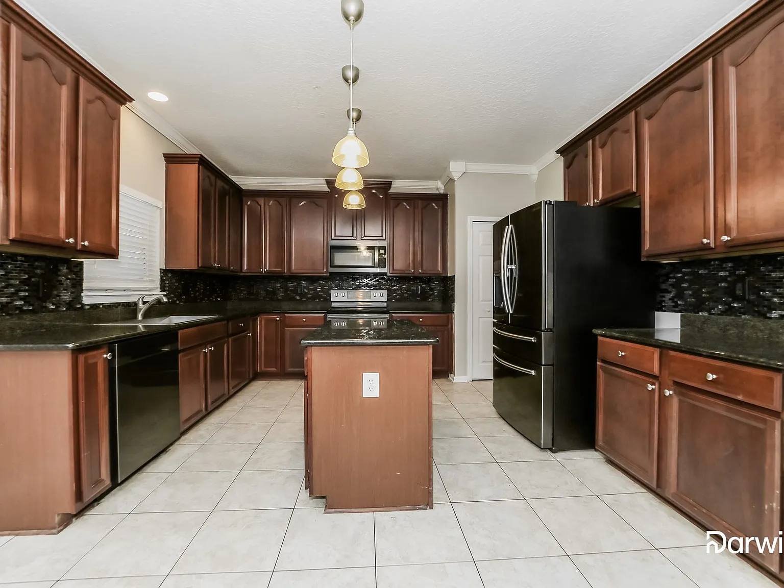 5 bed, 3.0 bath, 2657 sqft, $2,700 — Photo 2