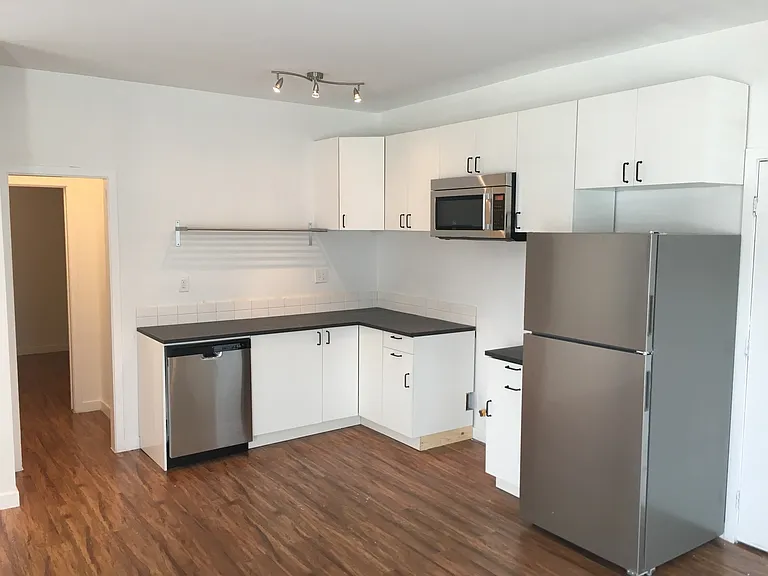 2431 Sichel St — Photo 3
