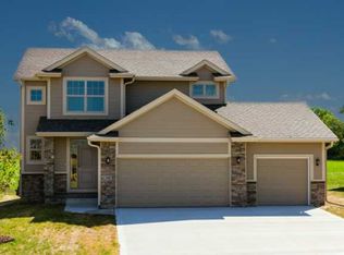 2085 Oxford Dr, Waukee, IA 50263