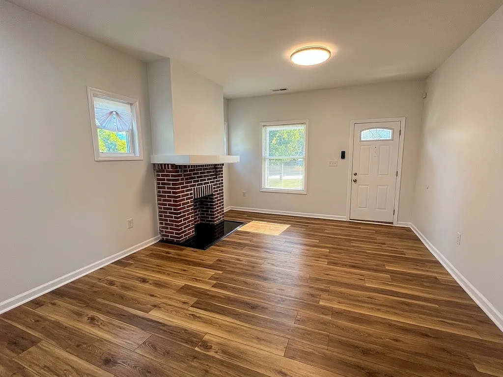 4 bed, 2500 sqft, $2,900 — Photo 2