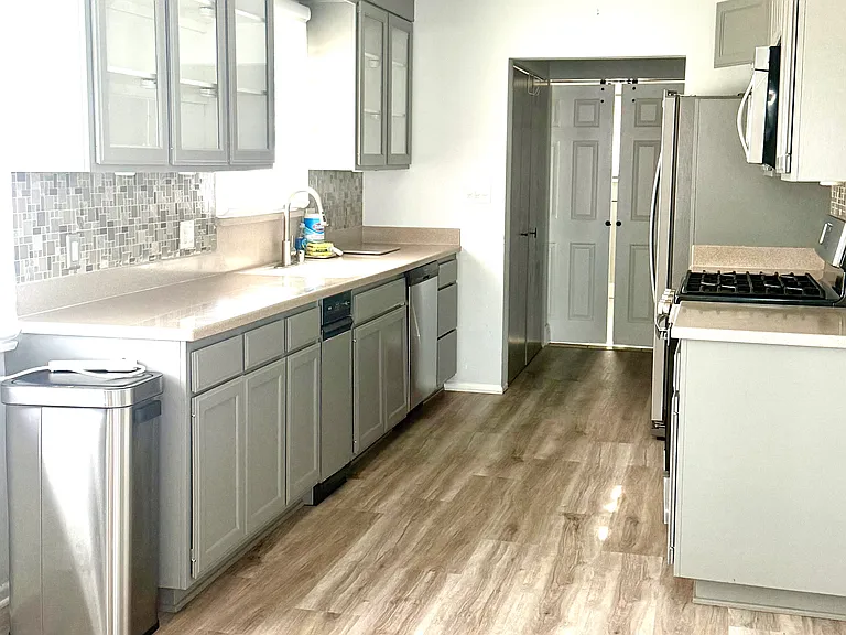 2301 N Poinsettia Ave — Photo 12