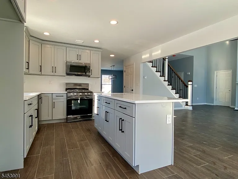 22 Woodcott Dr — Photo 3