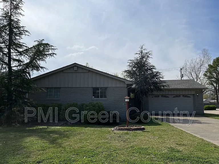 5428 E 25th Pl — Photo 1
