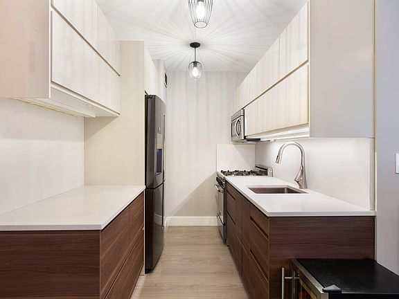 3rd image of 212 E 47th St #D