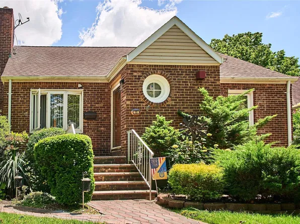 15 Hawthorne Lane, Valley Stream, NY 11581