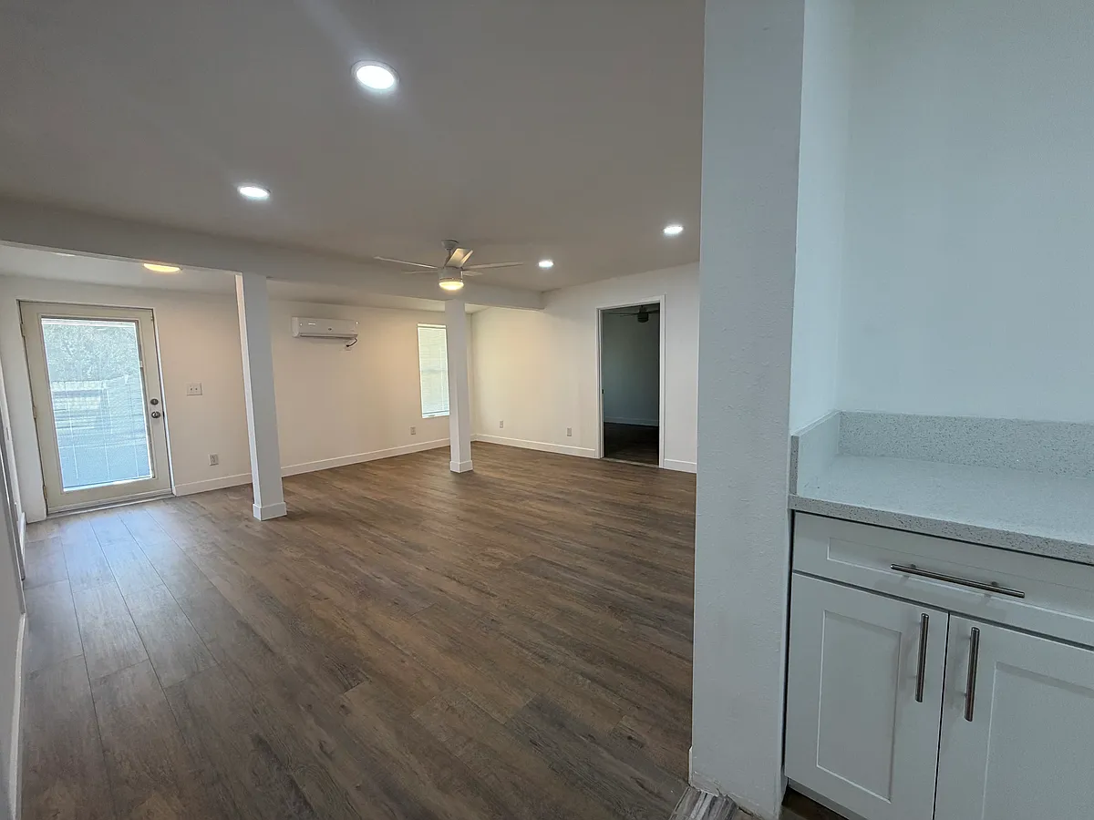 Building Photo - 13950 Hesperia Rd #1B