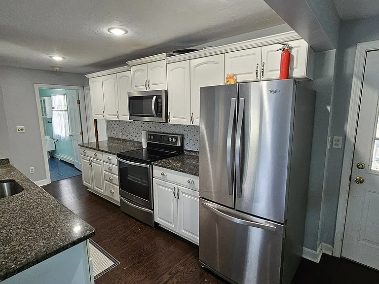 13 Otis St — Photo 10