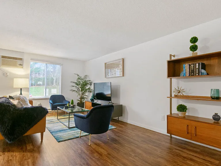 South Winds Apartments — Photo 16
