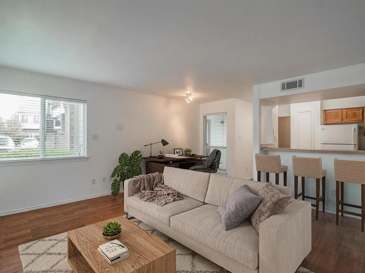 1 bed, 700 sqft, $1,300 — Photo 2