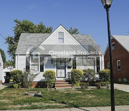2nd image of 833 E 216th St