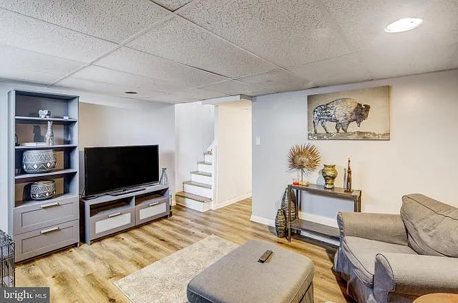 1100 E Sharpnack St — Photo 1