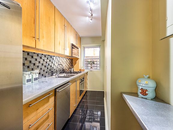 4th image of 434 E 52nd St APT 4B