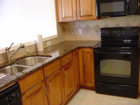 Kitchen w/granite