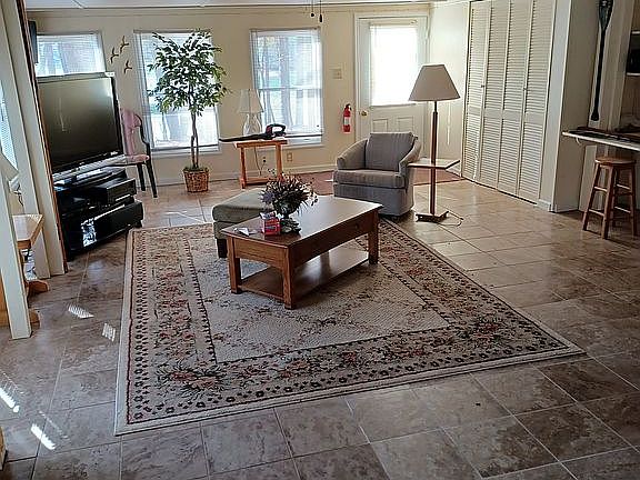 4th image of 402 Newbury Cir