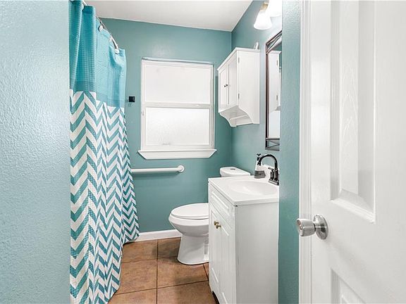 5th image of 784 Pine Tree St