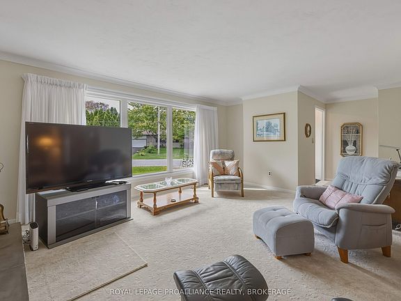 4th image of 424 Maple Ridge Dr