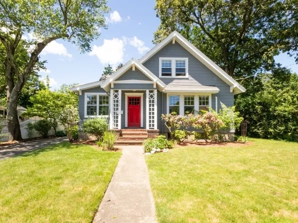 711 Webster St, Needham, MA 02492