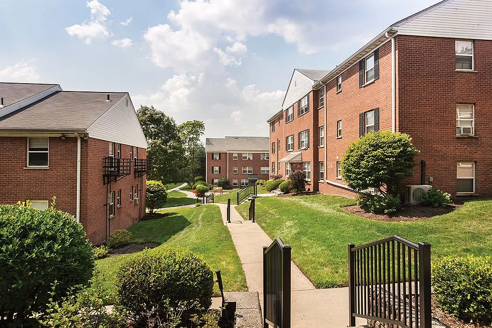 Windsor Apartments — Photo 4