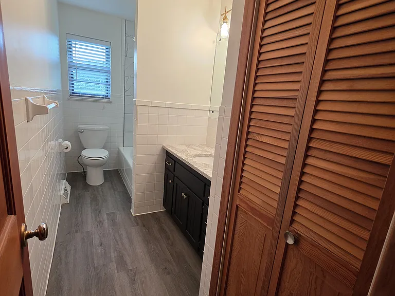 Full bathroom off hallway