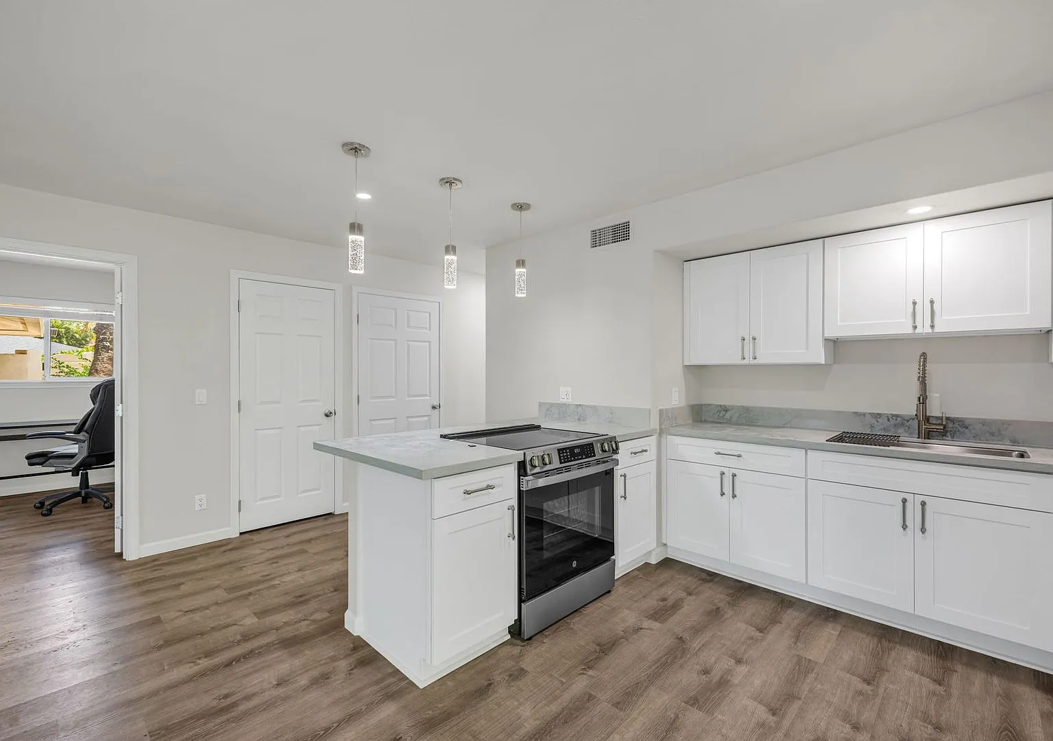 Newly Renovated Furnished 3BR/1BA Downstairs Unit with Pool Access in South Kihei — Photo 3
