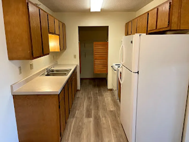 Kemper Manor Apartments — Photo 24