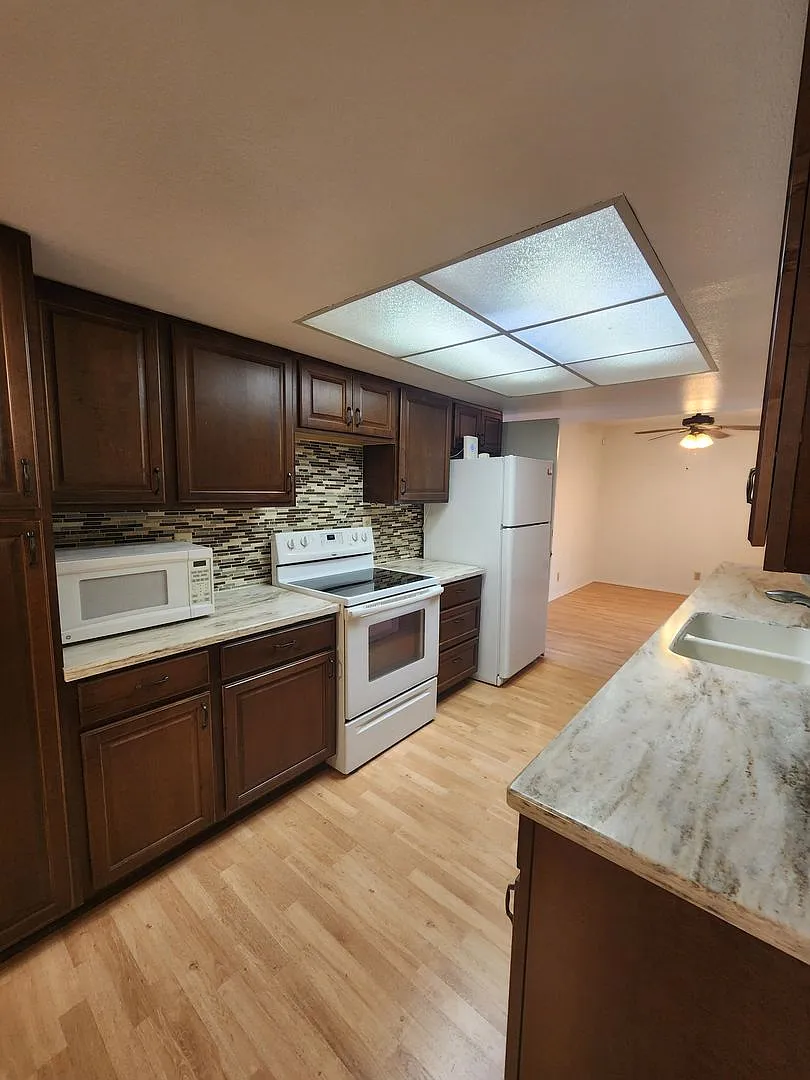 Comfortable 2 Bed, 2 Bath Single Level Home in a 55+ Community — Photo 3