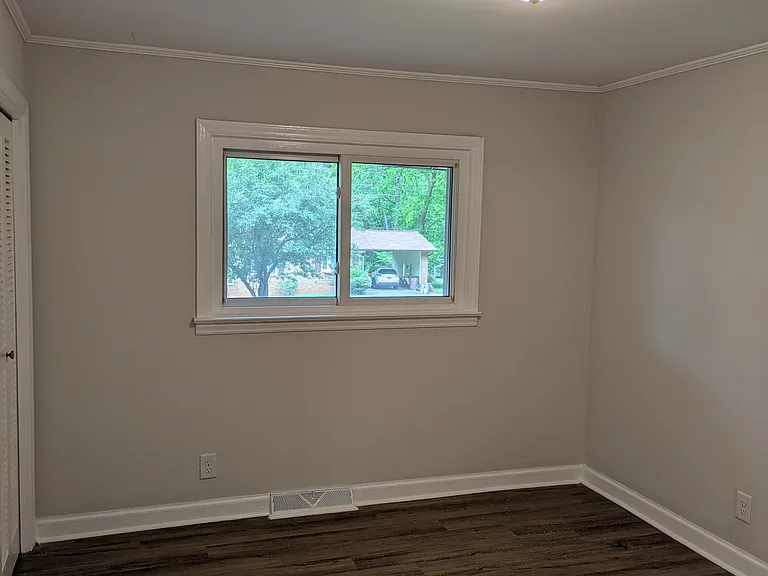 1002 Hemlock Dr — Photo 7