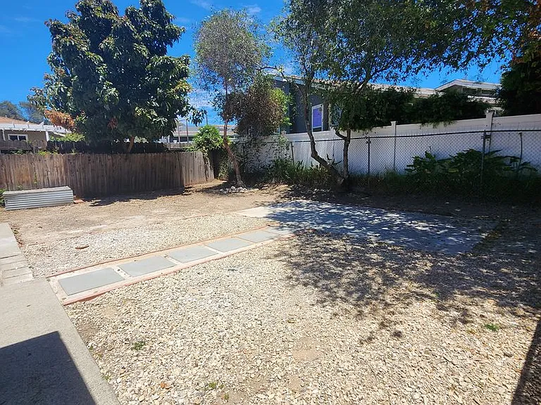 241 Clarence Ave — Photo 13