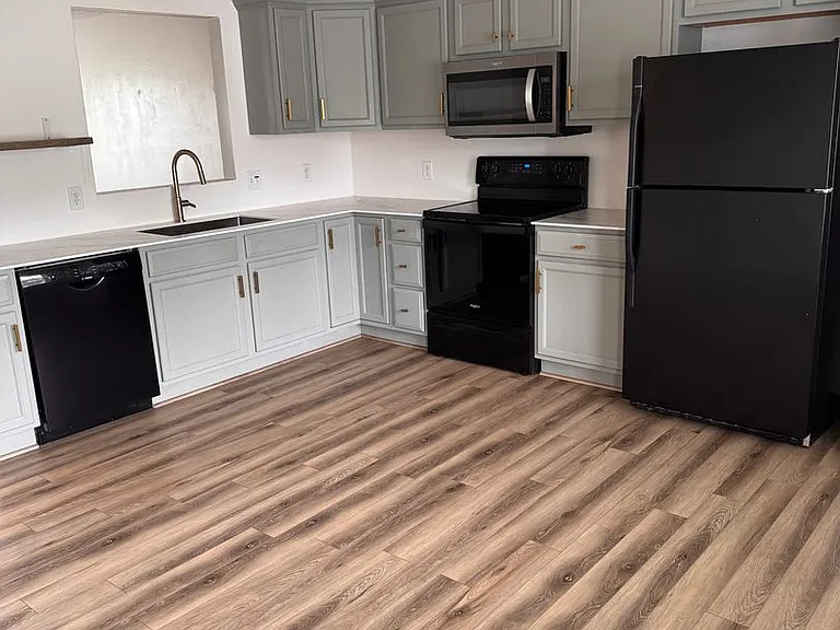 763 Wyndhurst Dr — Photo 2