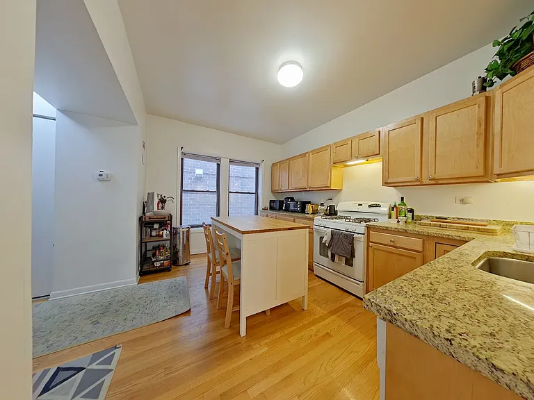 702-06 W. Barry — Photo 5