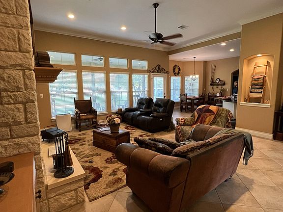 3rd image of 201 Circle Oaks Drive