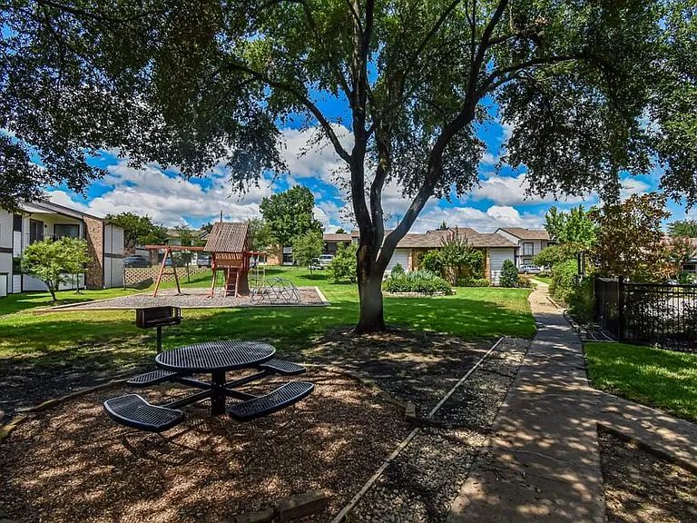 River Ranch Apartments — Photo 4