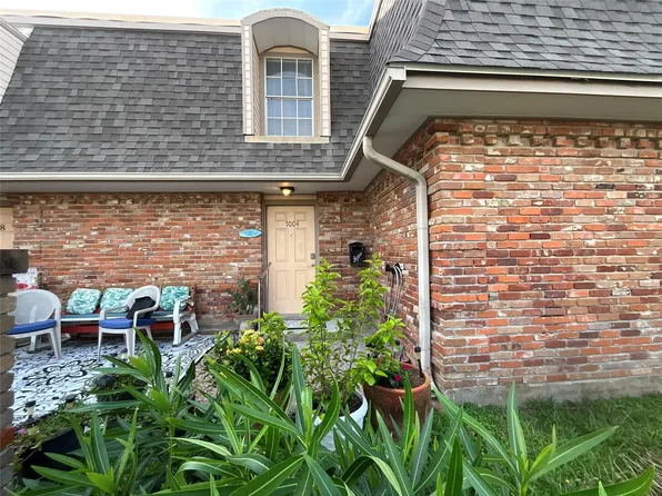 7004 Williams Dr, Galveston, TX 77551