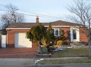 229 N Cedar St, Massapequa, NY