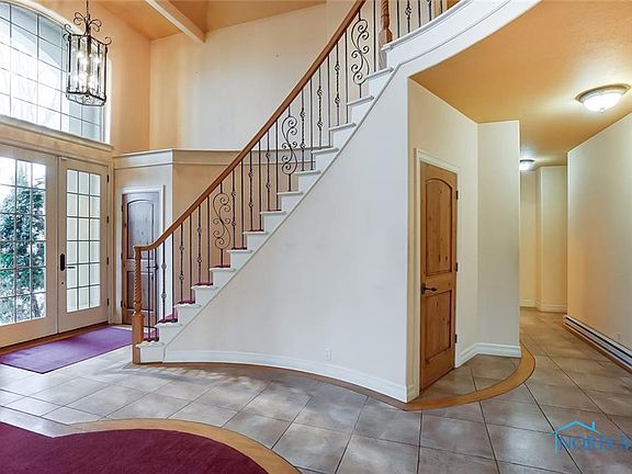 2nd image of 909 Manitoba Dr
